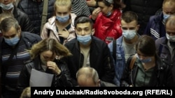 Штрафи передбачені за неносіння маски, яка закриває рота й носа, в громадському транспорті та громадських будівлях