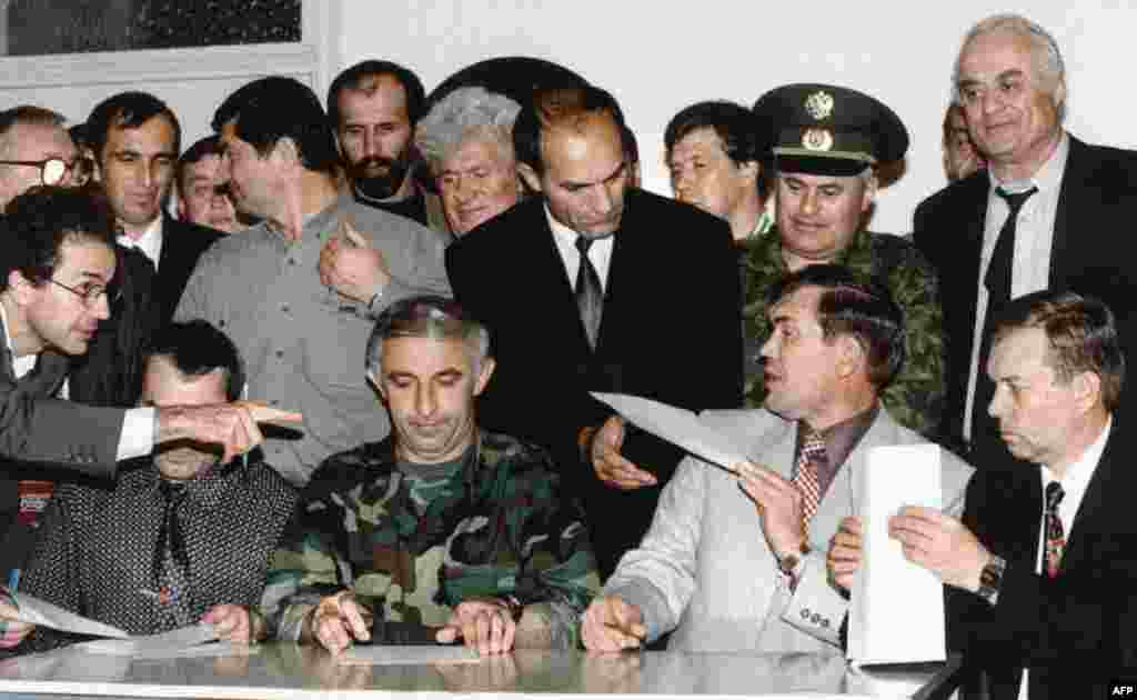 30 серпня 1996 року представники Чечні та Росії підписали договір про припинення вогню. 