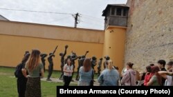Grup statuar in curtea interioară a Memorialului Sighet