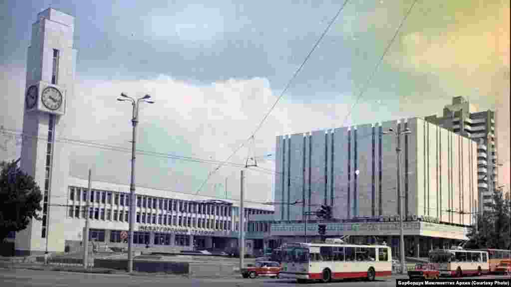 Бишкек шаарынын негизделгенине 142 жыл болду. Калаа 1878-жылы Пишпек болуп түптөлүп, 1926-жылы Фрунзе деп өзгөртүлгөн. 1991-жылы Кыргызстан СССРден бөлүнүп, эгемендик алган соң Бишкек деп аталган.