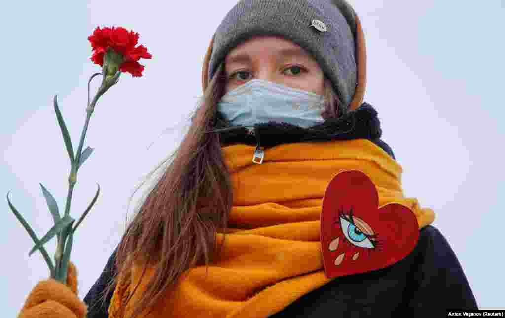 Учасниця живого ланцюга в Санкт-Петербурзі. Акція на підтримку жінок-політв&#39;язнів та протесту проти насильства в поліції
