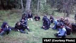 Група іракцаў, затрыманых літоўскімі памежнікамі на мяжы зь Беларусьсю ў траўні 2021 году