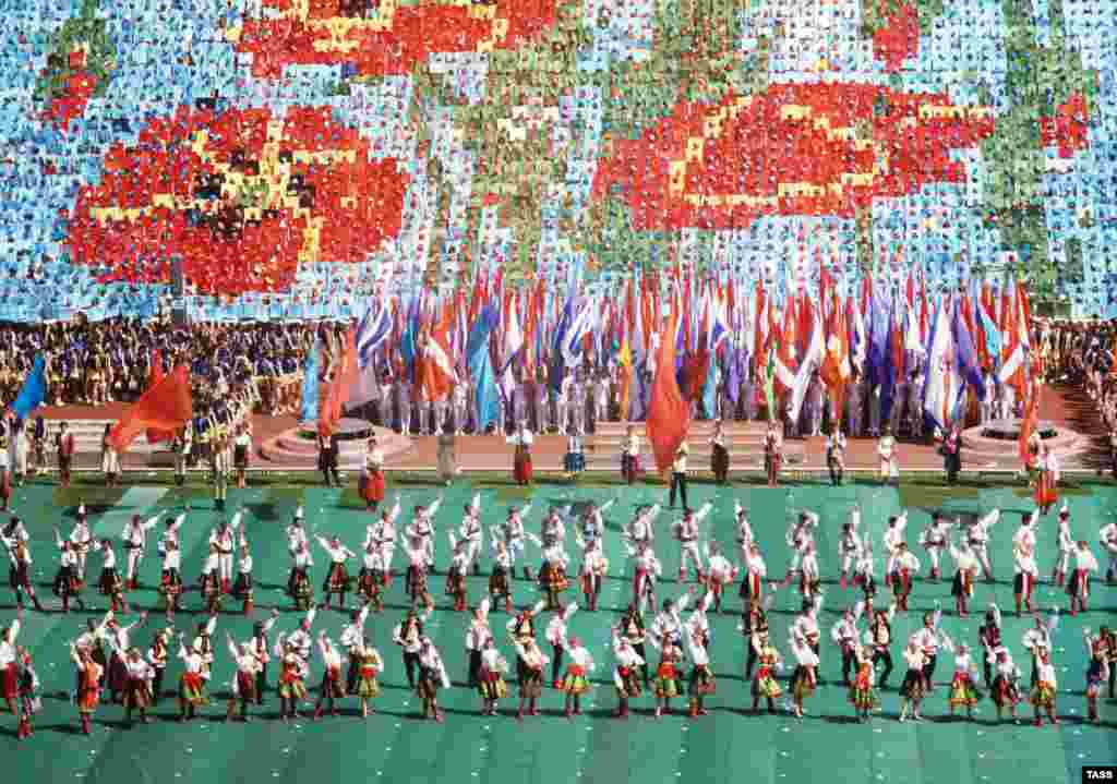 9 мая 1985 года в Киеве праздновали годовщину победы над нацизмом. Власть советской Украины рассматривала события в Бабьем Яру через призму «страданий всего советского народа» во время нацистской оккупации.