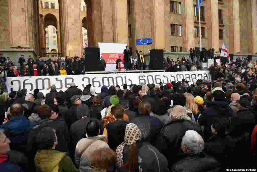 პარლამენტთან თავს იყრიან საპროტესტო აქციის მონაწილეები.