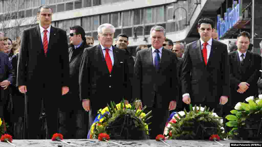 Polaganje cvijeća na Spomen obilježje ubijenoj djeci opkoljenog Sarajeva 1992.-1995., 06. april 2012. Foto: RSE / Midhat Poturović