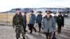 Висши командири от Ракетните войски със стратегическо предназначение влизат в американска база за междуконтинентални балистични ракети през октомври 1996 г. 