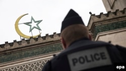 Francuska, Pariz, policija ispred Velike džamije u osiguranju nakon napada na magazin Charlie Hebdo januar 2015