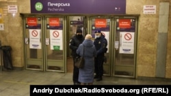 У перший день цьогорічного локдауну столичною підземкою скористалися 151 тисяча пасажирів, тоді як у 2020 році середньодобовий пасажиропотік становив мільйон осіб