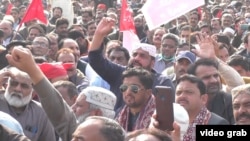 اسلام اباد کې د ټول ملک د سرکاري ملازمینو استازو او غړو په فبرورۍ میاشت کې د خپلو تنخواګانو د زیاتوالي په خاطر مظاهرې کړې وې. 