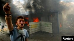 Участник протеста на площади Таксим в центре Стамбула, Турция. 4 июня 2013