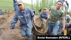 Өзгөндө көчкү алдында калган адамдарды издөө иштеринен бир көрүнүш