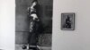 "Rad 'Behind the Scenes' – 'Iza kulisa'. To je fotografija nastala 1994. godine u opkoljenom Sarajevu. To je autoportret, ali fotografisan od modnog fotografa, u kontekstu koji je bio vrlo čudan, editorijala za italijanski časopis Moda", kaže Šejla