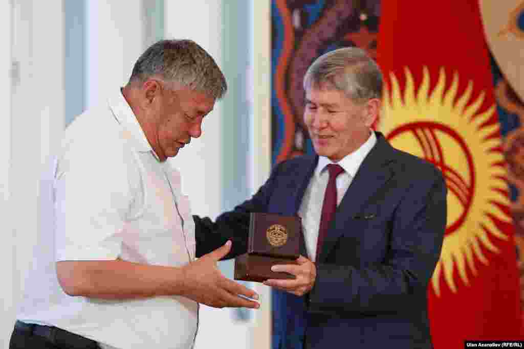 Курманбек Ахмедов. Во время событий организовал сбор и доставку продуктов питания на трех грузовых автомобилях из Ала-Буки в город Ош. На обратном пути привез более 700 студенток из Оша в Ала-Буку, подвергаясь обстрелам в Санпе. Три водителя были ранены. 