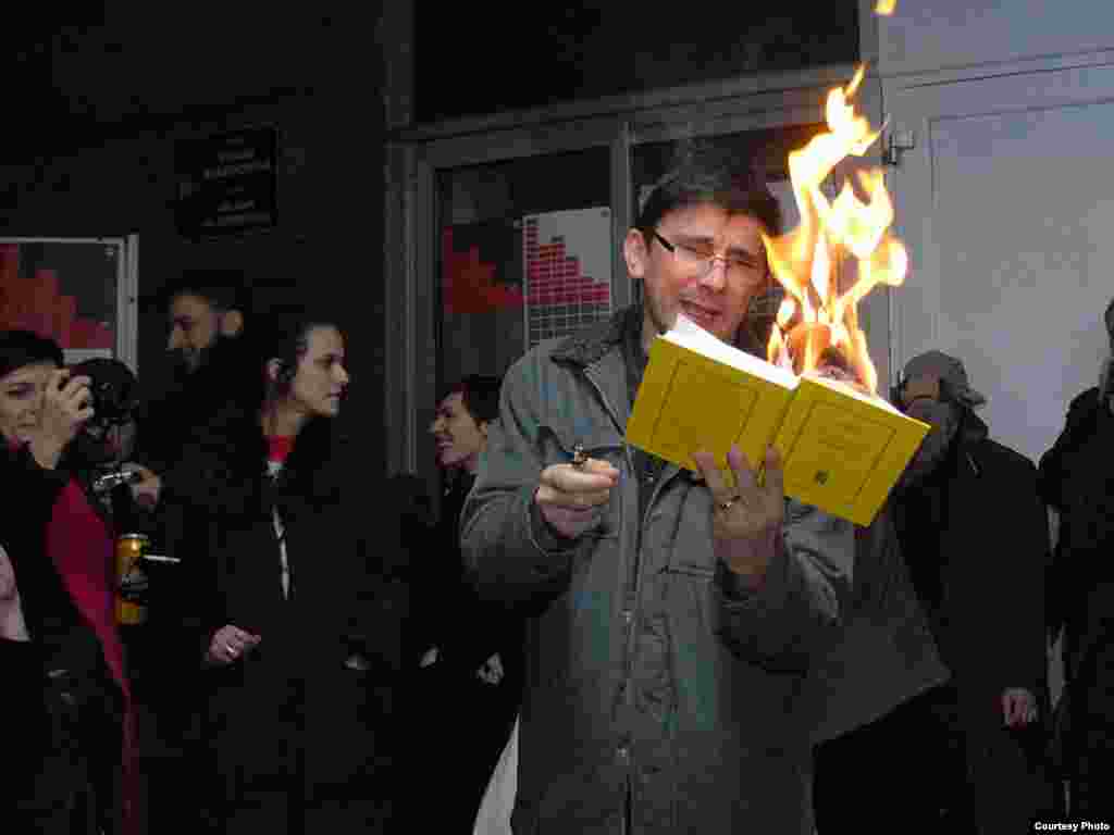 Knjiga, Siniša Labrović, Noć performansa, 26.11.2011. Foto: Stanislav Milojković