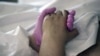 Din cauza nerezolvării cazurilor de malpraxis, nenumărați medici dedicați sunt văzuți cu aceeași suspiciune de bolnavi. Tăcerea sufocă și medicii, și pacienții. Aceștia din urmă vorbesc cel mai rar. 