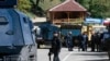 Kosovski policajci osiguravaju područje na barikadama koje su lokalni Srbi postavili u blizini graničnog prijelaza Brnjak 24. rujna 2021. Srbi na Kosovu blokiraju granicu u znak protesta protiv odluke Prištine da počne uklanjati srpske tablice s automobila koji ulaze u zemlju.