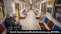 Вагон метро на станції «Академмістечко» в ранковий час, Київ, 5 квітня 2020 року