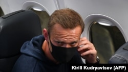 Деякі оглядачі критикують таку широку увагу до Навального, порівнюючи його з Путіним. Інші засуджують арешт та отруєння 