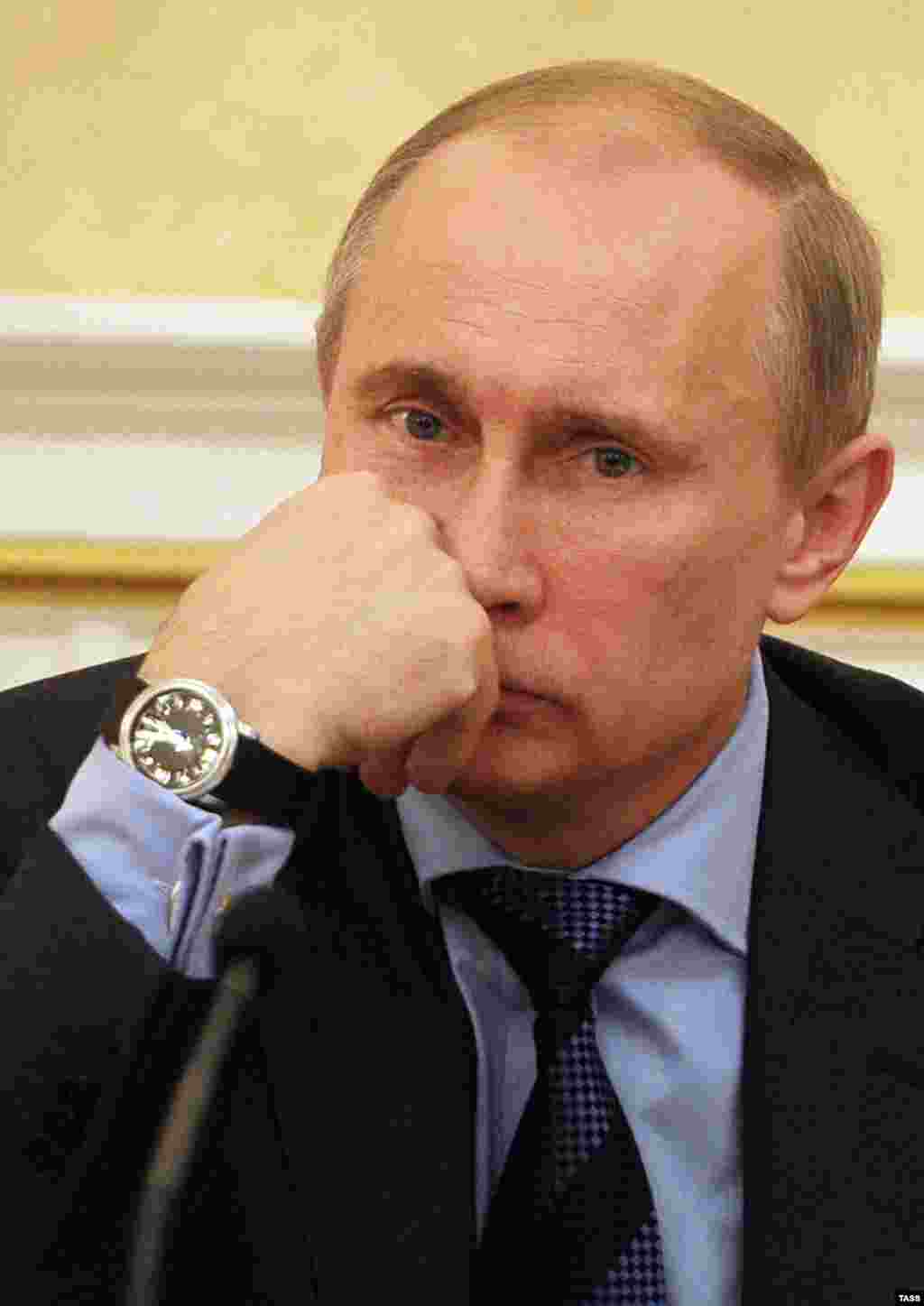 Россия. Москва. 26 апреля. Премьер-министр РФ Владимир Путин на заседании президиума правительства РФ