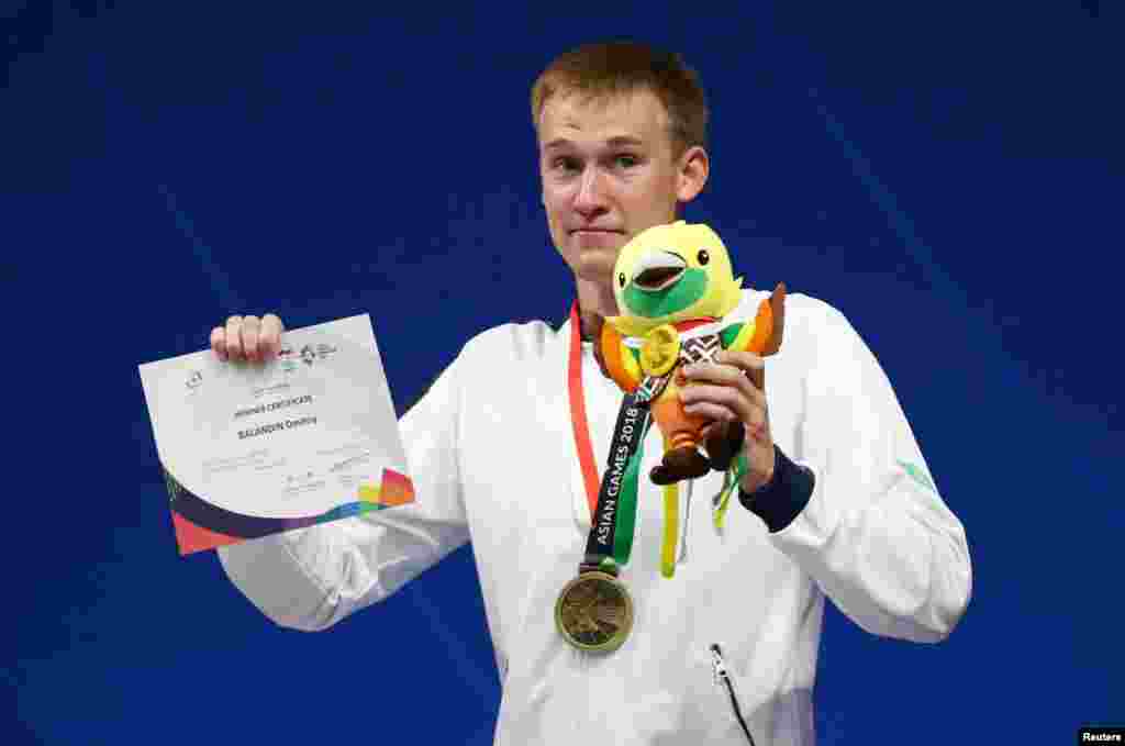Баландин на Олимпиаде в Рио в 2016 году стал чемпионом в заплыве на 200 метров брассом. На Азиаде он отказался от своей "коронной дистанции" из-за травмы. 