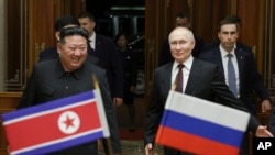 Президент Росії Володимир Путін (праворуч) і лідер Північної Кореї Кім Чен Ин під час зустрічі в червні 2024 року