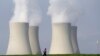 Turnurile de răcire de la centrala nucleară Temelin din Republica Cehă. 