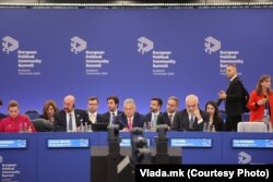 La masa de discuții de la summitul Comunității Politice Europene: prim-ministra Danemarcei, Mette Frederiksen, președintele Consiliului European, Charles Michel, premierul maghiar Viktor Orban, premierul albanez Edi Rama și locul încă liber al premierului britanic Keir Starmer.