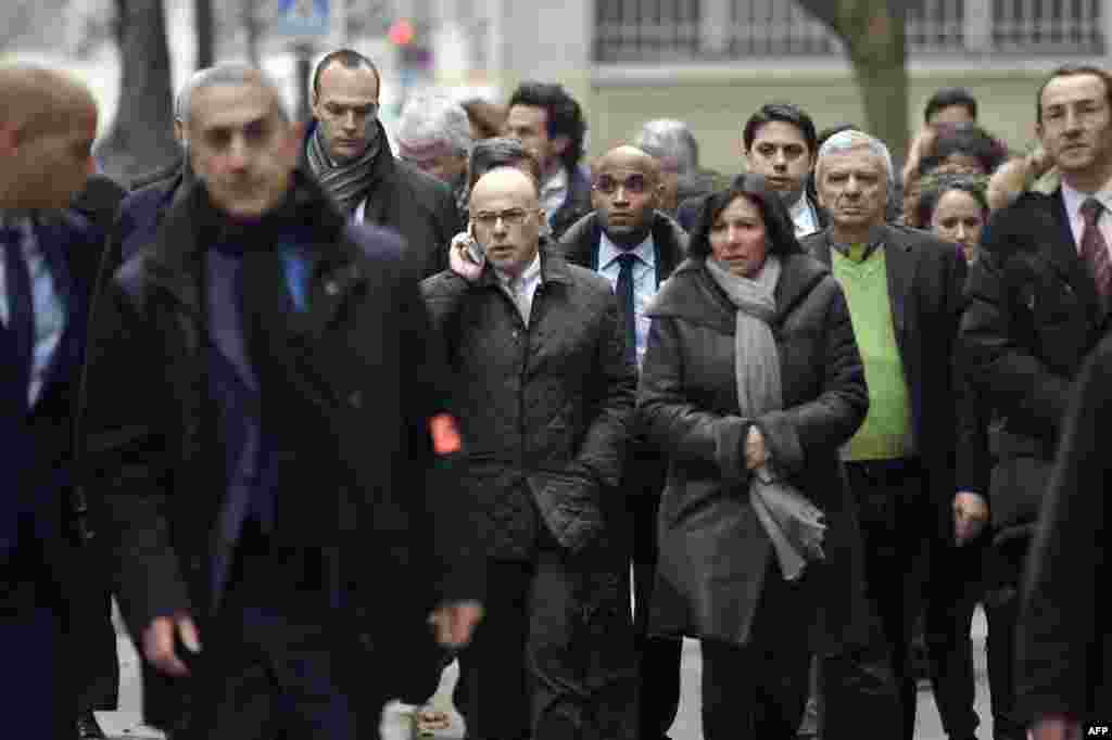 Francuski ministar unutrašnjih poslova Bernard Cazeneuve (centar lijevo) i gradonačelnica Pariza Anne Hidalgo (centar desno) dolaze u sjedište magazina "Charlie Hebdo".
