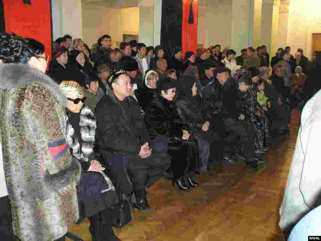 Родственники и близкие Заманбека Нуркадилова принимают соболезнования. - Родственники и близкие Заманбека Нуркадилова принимают соболезнования.