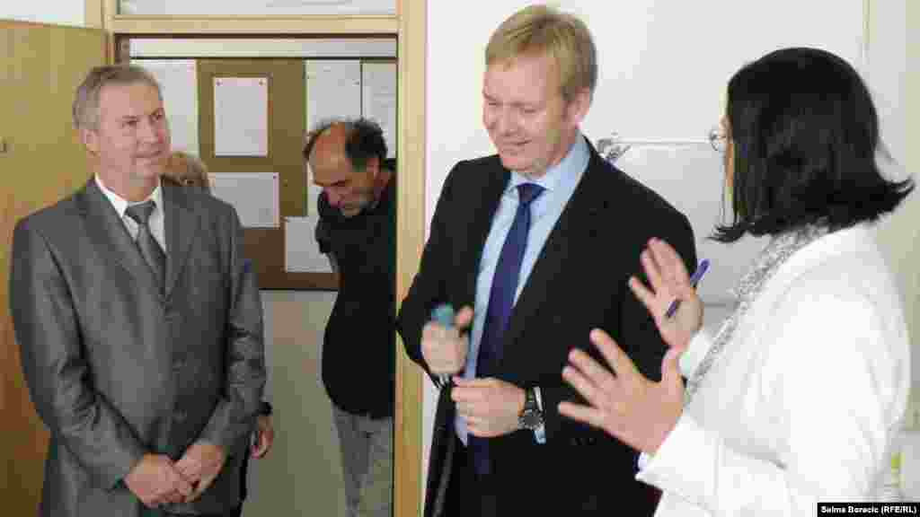 Peter Sorensen sa šefom dopisništva RSE, Milenkom Voćkićem u redakcijskim prostorijama, Sarajevo, 24. oktobar 2013.