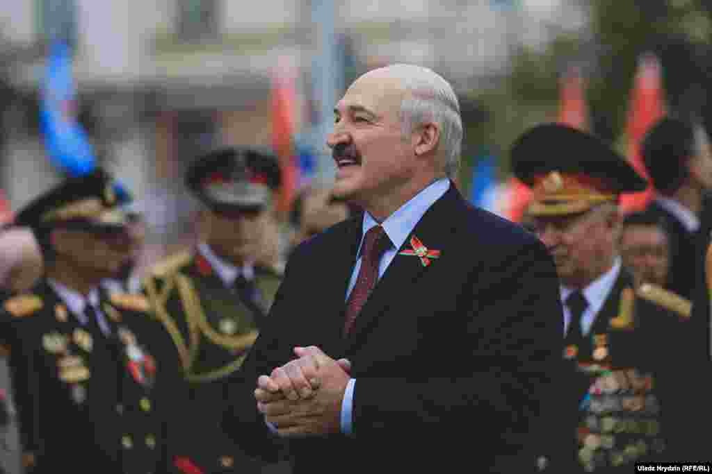 У прамове Лукашэнка павіншаваў беларусаў з Днём перамогі і заявіў, што «менавіта на беларускай зямлі савецкія салдаты разьвянчалі міт аб непераможнасьці ваеннай машыны Трэцяга рэйху»