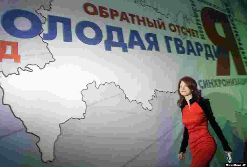 Спустя несколько месяцев после депортации в Россию, в декабре 2010-го, Анна Чапман вступила в «Молодую гвардию», молодежное отделение партии «Единая Россия»