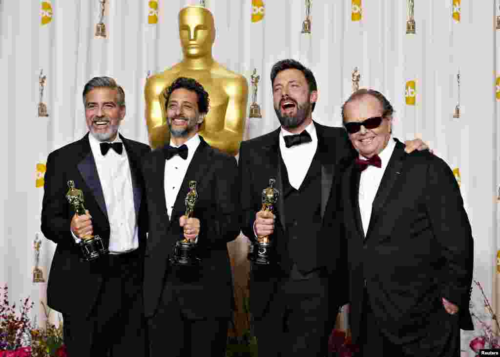 Ən Yaxşı Film seçilmiş "Argo" prodüsseri George Clooney, Grant Heslov və Ben Afleck aktyor Jack Nicholsonla birlikdə. Hollywood, California.