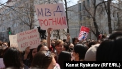 Айзада Канатбекованын өлүмүнөн кийин өткөн митингде ИИМдин башчыларын алмаштыруу талабы да жаңырды. 9-апрель, 2021-жыл. 