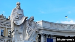Скульптури просвітителів, творців слов'янської азбуки, болгар Кирила і Мефодія та будівля МЗС України в Києві