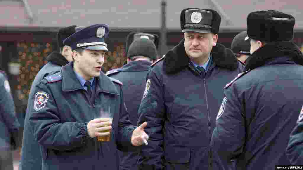 Подойти и посмотреть, что внутри, невозможно – не пропускает милиция. На расспросы милиционеры отвечают, что им самим ничего неизвестно.