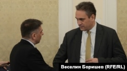 Пламен Георгиев говори с председателя на правната комисия в НС Данаил Кирилов (в гръб).