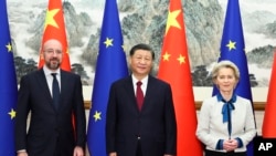 Президент Китаю Сі Цзіньпін, Голова Європейської комісії Урсула фон дер Ляєн і колишній голова Європейської ради Шарль Мішель перед зустріччю в державному гостьовому будинку Дяоюйтай в Пекіні, 7 грудня 2023 року