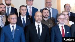 Представники урядів України і Чехії позують для спільного фото під час зустрічі глав урядів і міністрів у Празі, Чехія, 16 липня 2024 року