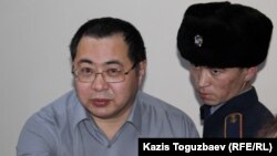 Гражданский активист Ермек Нарымбаев в суде в Алматы.