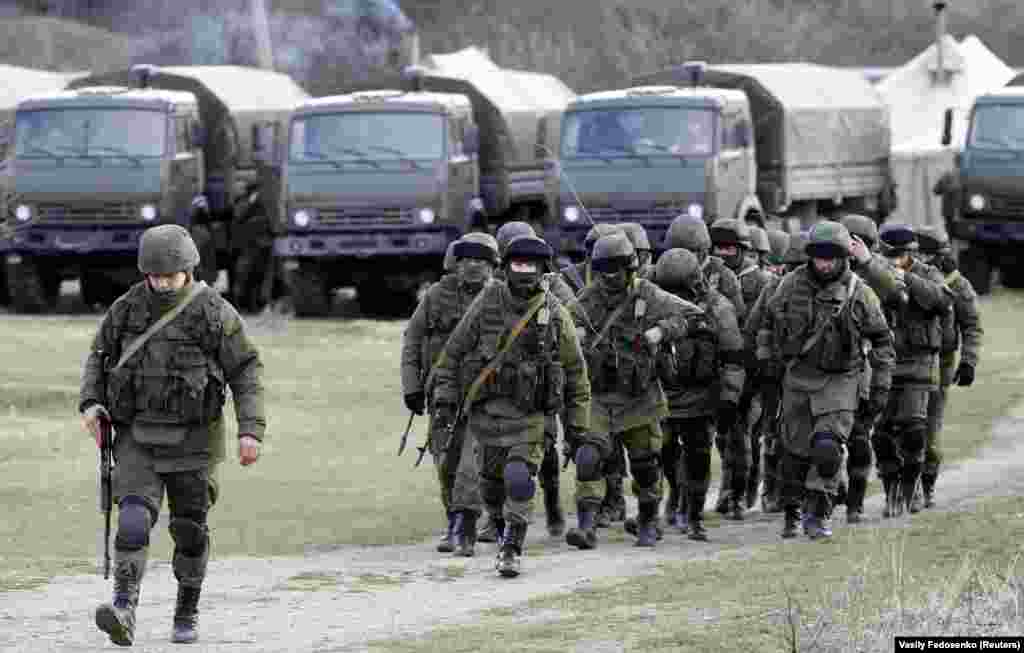 Російські військові без розпізнавальних знаків (так звані «ввічливі люди»/«зелені чоловічки») під час окупації Криму в березні 2014 року. Росія анексувала український півострів Крим навесні 2014 року після проведення псевдореферендуму за присутності озброєних людей у військовій формі. Згодом адмірал у відставці Ігор Касатонов, який займав посаду командувача Чорноморським флотом Росії у 1991–1992 роках в інтерв'ю «РИА-Новости» визнав, що його флот підготував плацдарм для анексії, а севастопольська база флоту використовувалася для доставки «ввічливих людей»