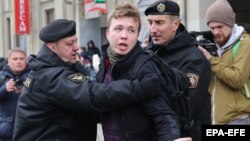 Автори звіту вказують на приклад журналіста Романа Протасевича, заради затримання якого білоруська влада примусово посадила пасажирський літак Ryanair