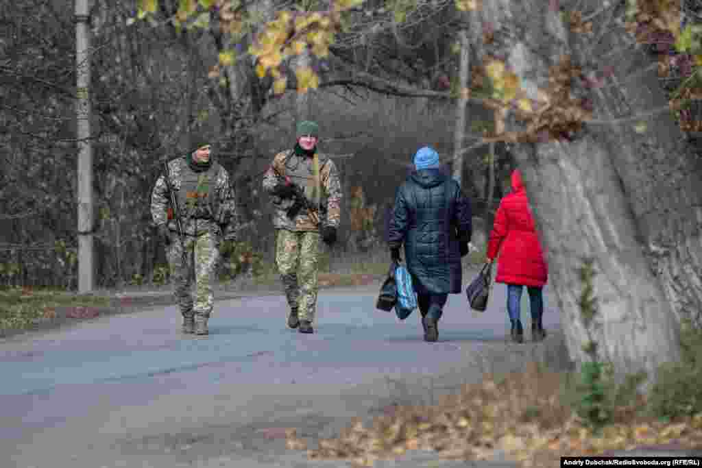 У селі багато військових, нацгвардійців і поліції, які патрулюють вулиці. Одна з причин – присутність тут ветеранів-добровольців полку «Азов», які виступають проти відведення військ від теперішніх передових. У самому селищі місцеві розділилися на два табори – «за розведення» і «категорично проти». Обидва табори одночасно поєднує і розділяє одне – страх перед майбутнім