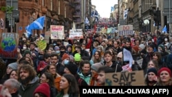 Conferința COP26 a fost marcată de o serie de proteste pașnice inițiate de activiștii de mediu. În această fotografie, oamenii participă la un miting privind schimbările climatice la Glasgow, pe 6 noiembrie 2021.