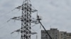 Комунальник ремонтує лінію електропередач після ракетного удару в Харкові, Україна, 6 квітня 2024 року