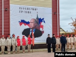 Putinov portret na fasadi škole u ruskom gradu Tjumenju