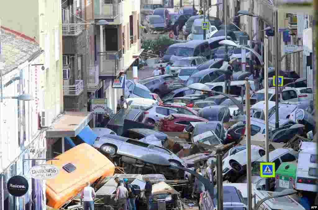خودروهای انباشته‌شده پس از سیلاب‌های مرگبار در جنوب والنسیا در شرق اسپانیا، ۳۰ اکتبر ۲۰۲۴. این سیل دست‌کم ۷۰ نفر را به کام مرگ کشاند.