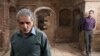 مهدی هاشمی (نفر جلو) و شهاب حسینی در نمایی از فیلم «خانه پدری» که فقط به مدت ۱۰ روز اجازه نمایش پیدا کرد.