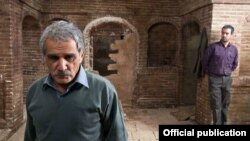 مهدی هاشمی (نفر جلو) و شهاب حسینی در نمایی از فیلم «خانه پدری» که فقط به مدت ۱۰ روز اجازه نمایش پیدا کرد.