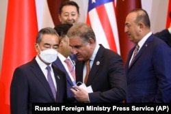 Kineski ministar vanjskih poslova Vang Ji sluša pakistanskog ministra vanjskih poslova Šaha Mahmuda Kurešija na konferenciji o Centralnoj i Južnoj Aziji 2021. u Taškentu u Uzbekistanu 16. jula 2021.